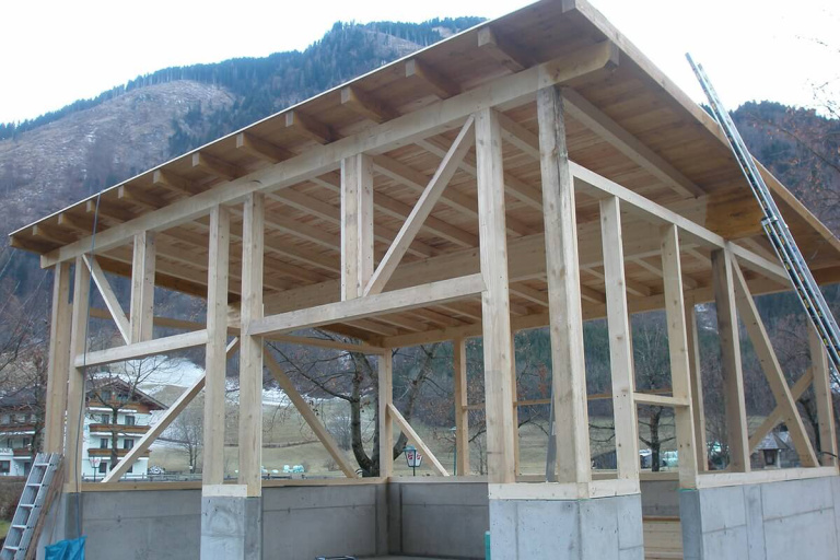 Holzbau-Projekt mit nachhaltiger Holzkonstruktion in den Alpen.