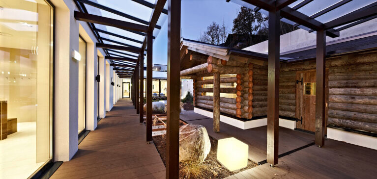 Moderne Holzkonstruktionen und lichtdurchflutete Bereiche im Holzbau Piesendorf.