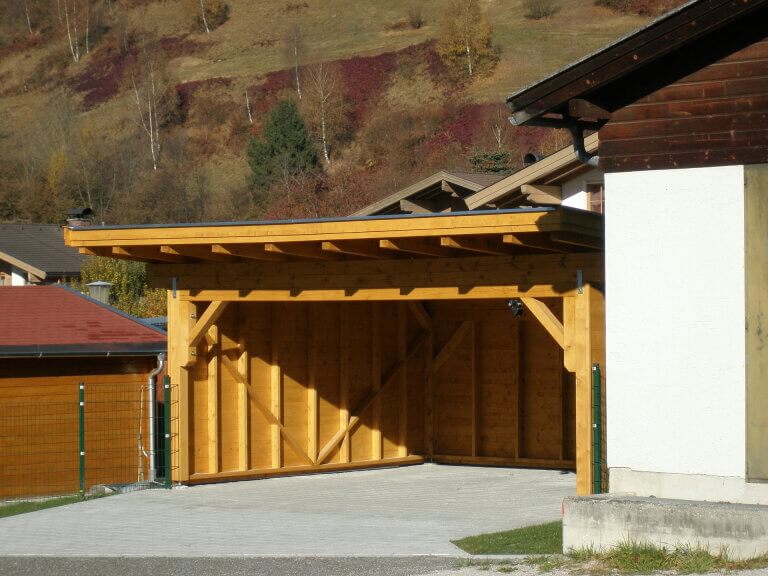 Holzcarport mit stabiler Konstruktion in Piesendorf, ideal für nachhaltige Bauprojekte.