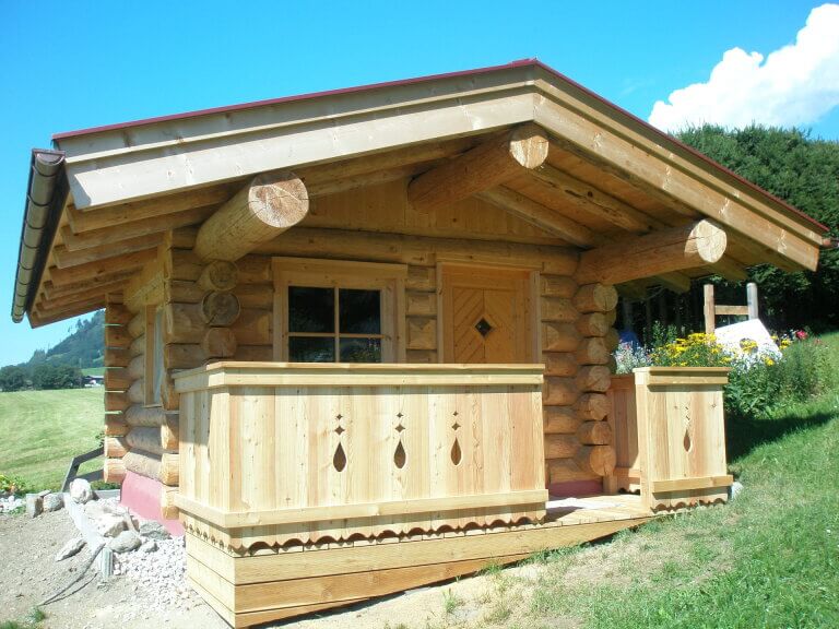 Holzbauweise eines traditionellen Holzhauses mit Veranda im Pinzgau.