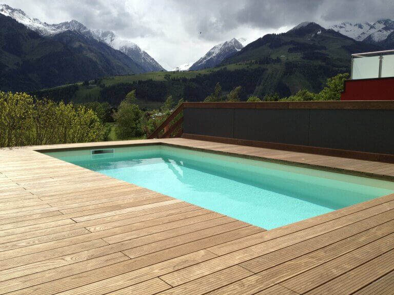 Holzterrasse mit Pool und Bergkulisse im Pinzgau, ideal für private Wohnprojekte.