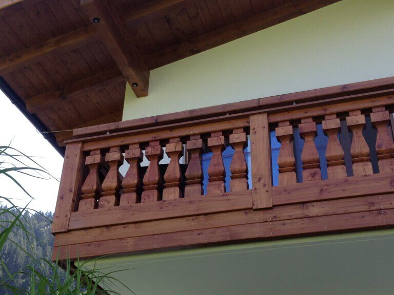 Holzverkleidung und balustrade eines Balkons in Piesendorf, typisch für nachhaltigen Holzbau.