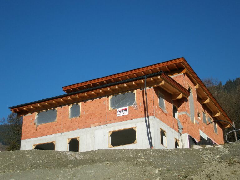 Neubau eines modernen Wohnhauses mit Holzverkleidung in Piesendorf.