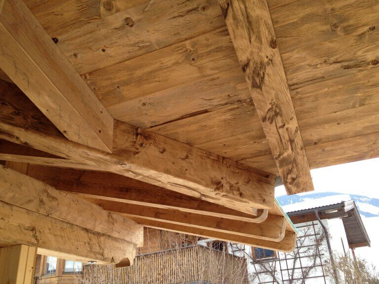 Holzkonstruktion mit Sichtbalken und Dachüberstand in Piesendorf, Pinzgau.