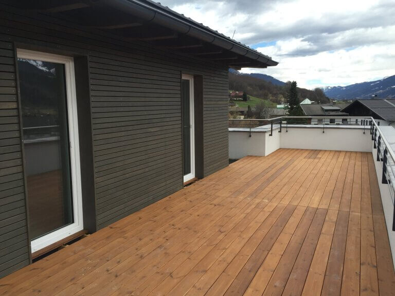 Moderne Holzterrasse mit Aussicht, Zimmerei in Piesendorf. Nachhaltiges Bauen im Pinzgau.