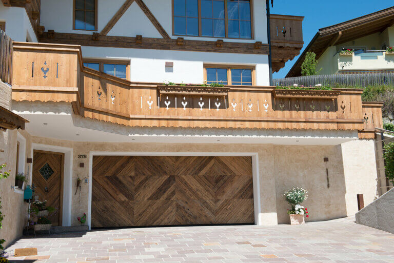 Holzverkleidung und modernes Design eines Wohnhauses in Piesendorf, Pinzgau.