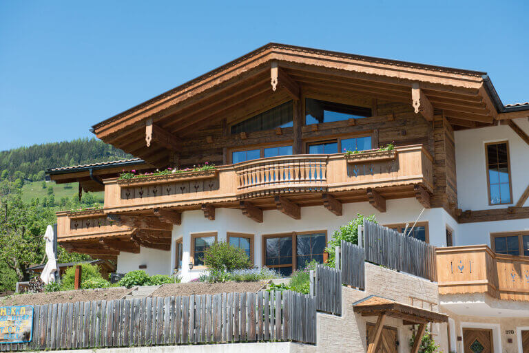 Holzhaus mit Balkonen und Garten, nachhaltiger Bau im Pinzgau, Region Piesendorf.